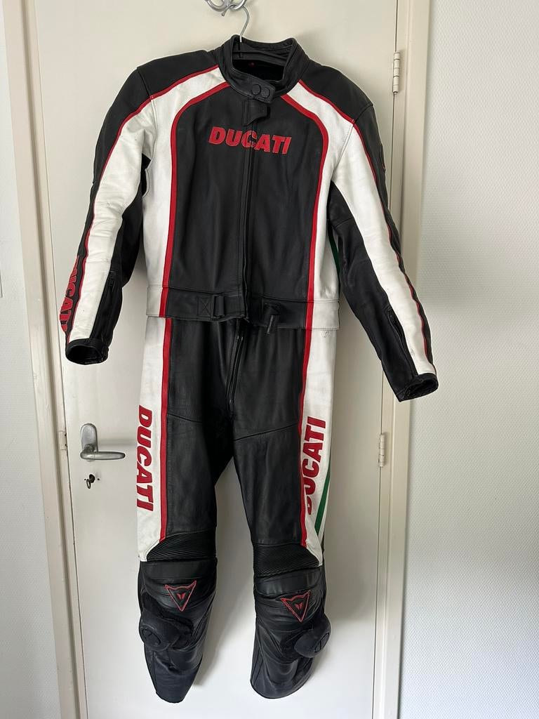 Dainese Ducati motorpak 2-delig leder/leer | maat 48, Motos, Vêtements | Vêtements de moto, Enlèvement ou Envoi, Seconde main