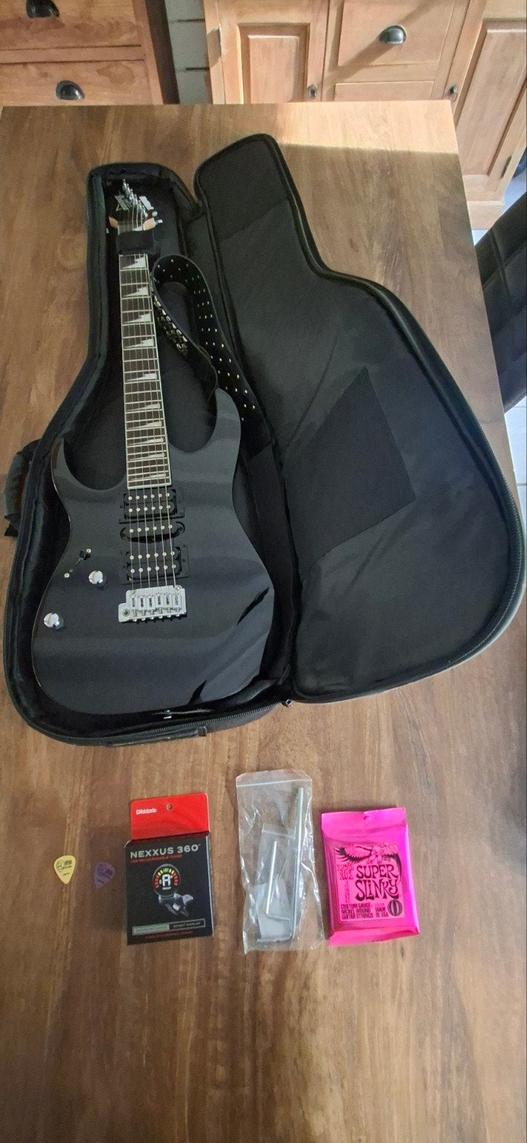 Ibanez "Gio Series" lefty Metal gitaar zwart + toebehoren., Enlèvement, Comme neuf, Solid body, Ibanez