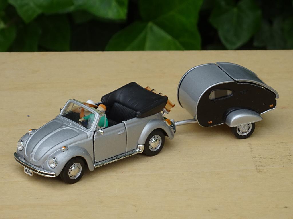 1973 VW kever 1303 cabriolet + "Teardrop" caravan - 1/43, Ophalen of Verzenden, Zo goed als nieuw, Auto, Overige merken