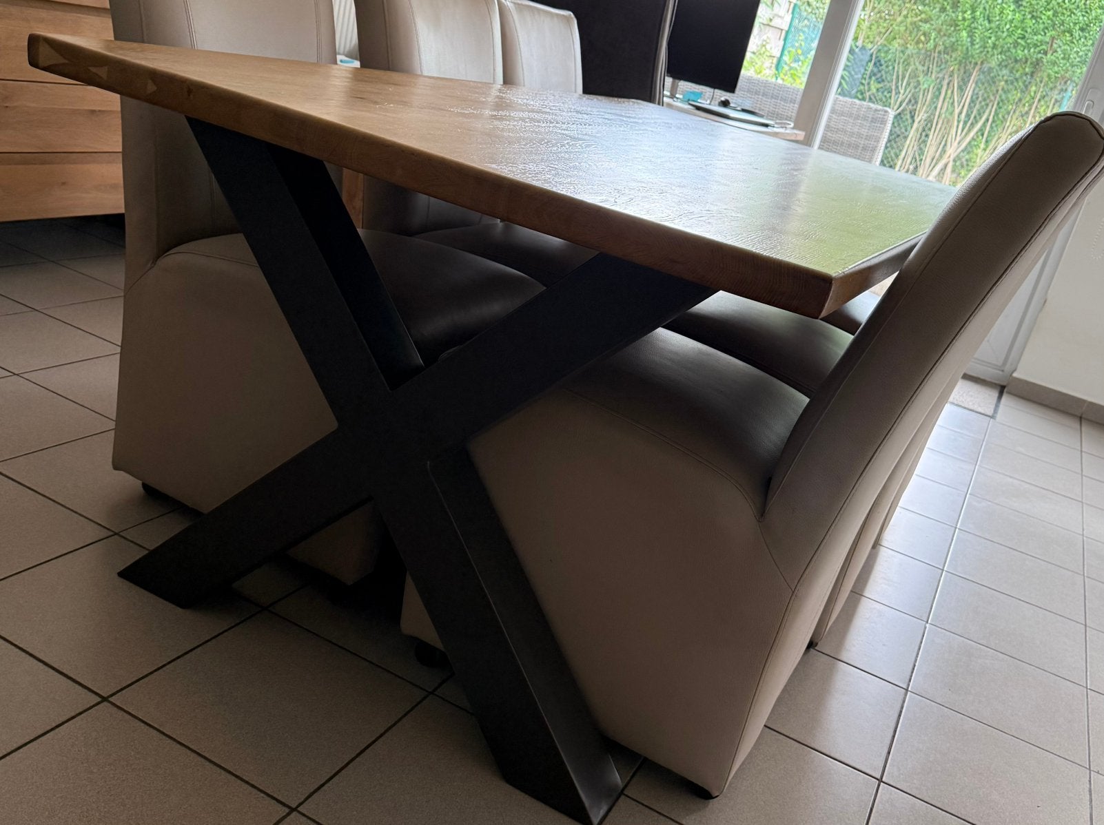 Moderne massief eiken tafel en kast + 6 stoelen, Huis en Inrichting, Ophalen, Gebruikt, 6 tot 8 stoelen