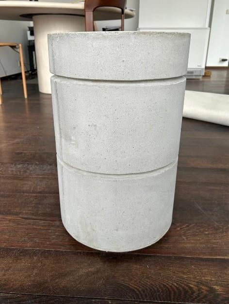 Betonnen bijzettafeltje, Huis en Inrichting, Ophalen, Overige materialen, Minder dan 55 cm, Gebruikt