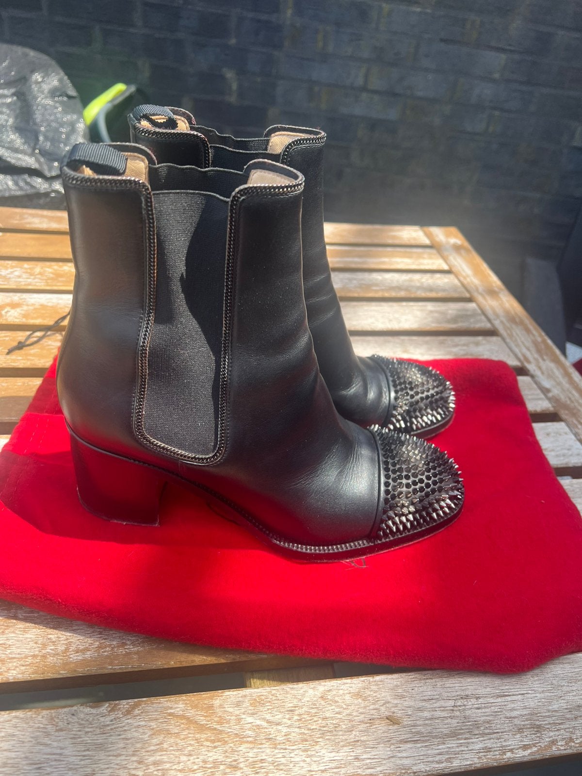 Christian louboutin enkellaarzen met studs maat 39, Kleding | Dames, Ophalen of Verzenden, Zo goed als nieuw