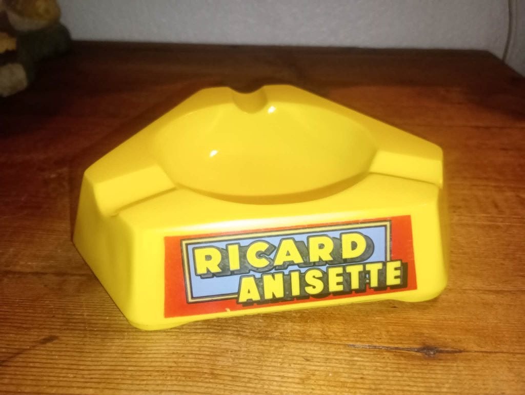 Ancien cendrier pastis Ricard Anisette en opaline jaune, Collections, Marques & Objets publicitaires, Comme neuf, Panneau publicitaire