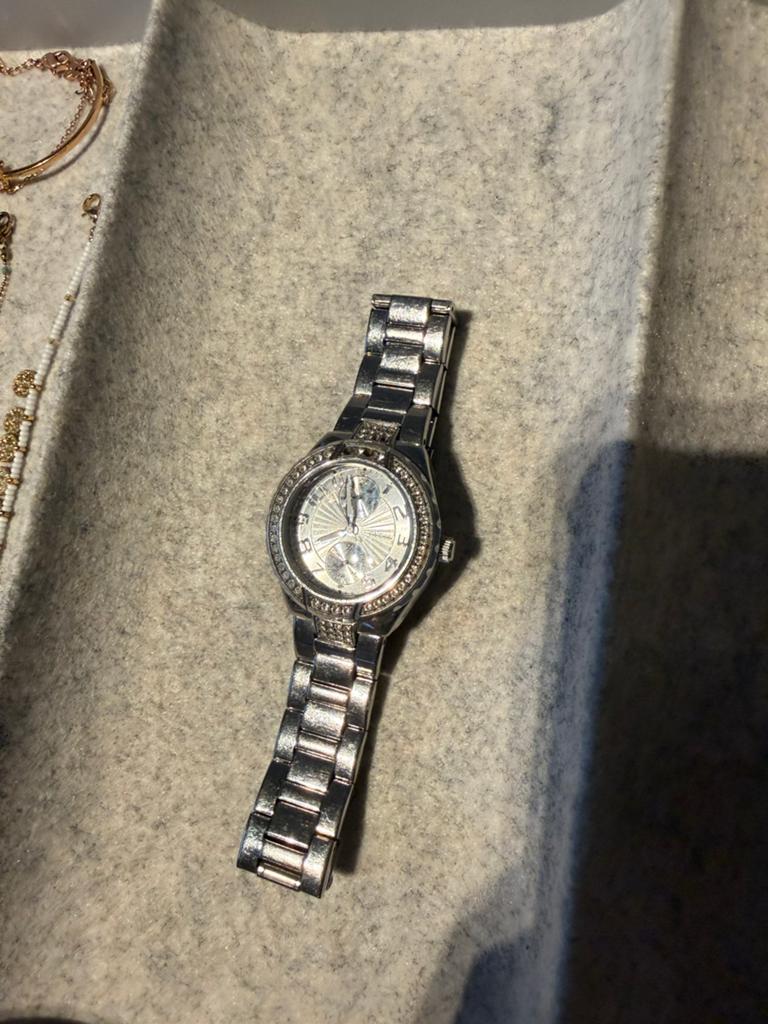 Guess dameshorloge zilverkleurig met steentjes, Handtassen en Accessoires, Horloges | Dames, Ophalen, Zo goed als nieuw, Guess
