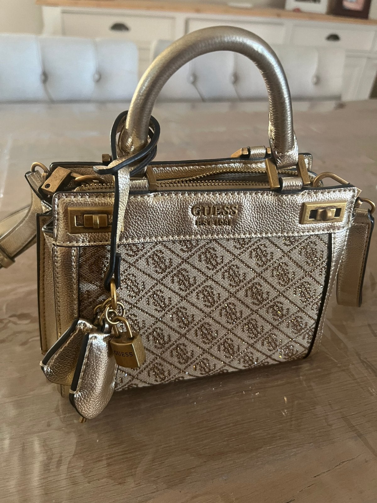 Originele GUESS Katey Mini Satchel | Goud Metallic |, Handtassen en Accessoires, Tassen | Damestassen, Ophalen, Zo goed als nieuw