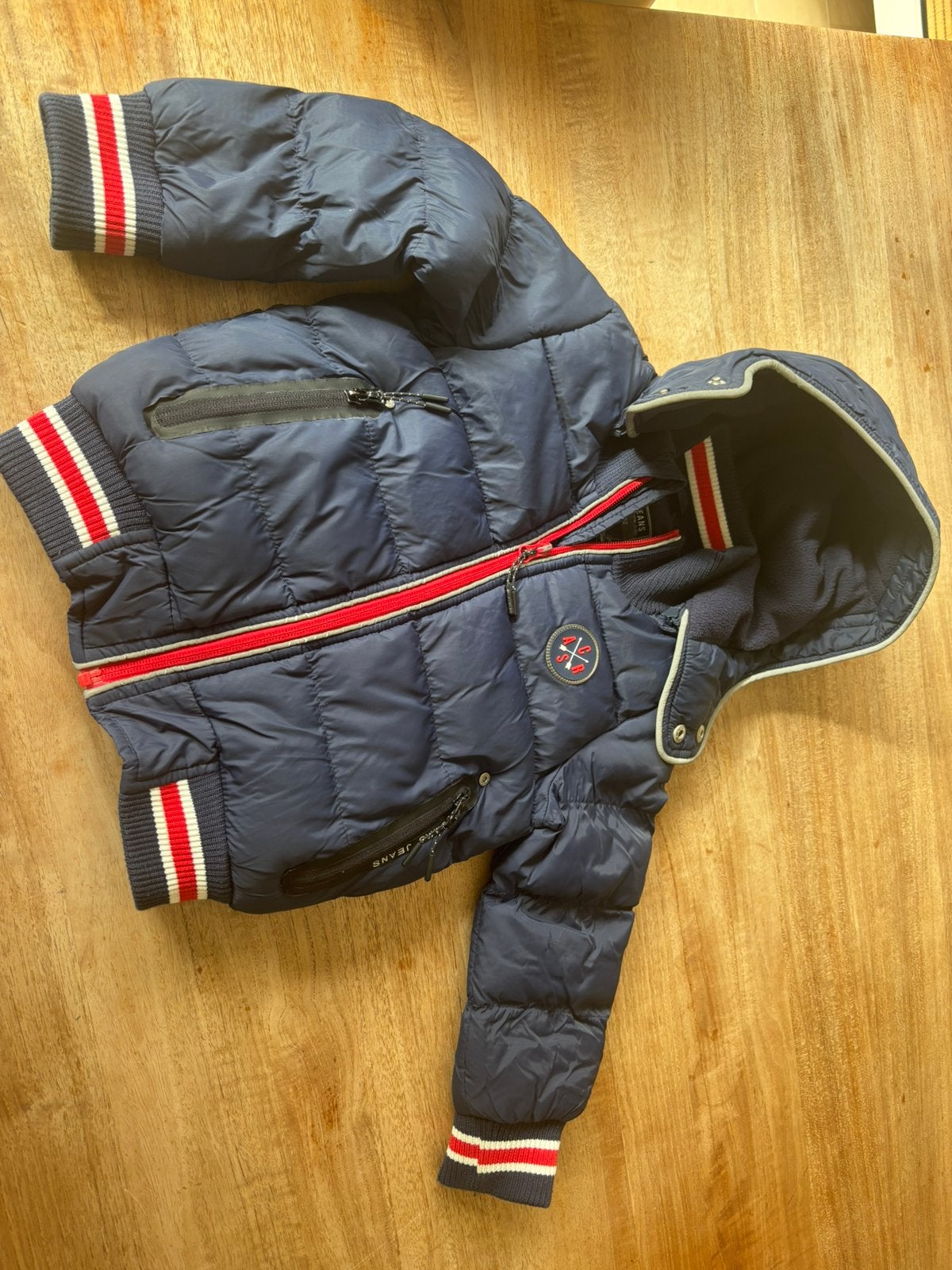 Veste chaude pour l’hiver 4ans, Enfants & Bébés, Enlèvement, Comme neuf, Garçon ou Fille, Pull ou Veste