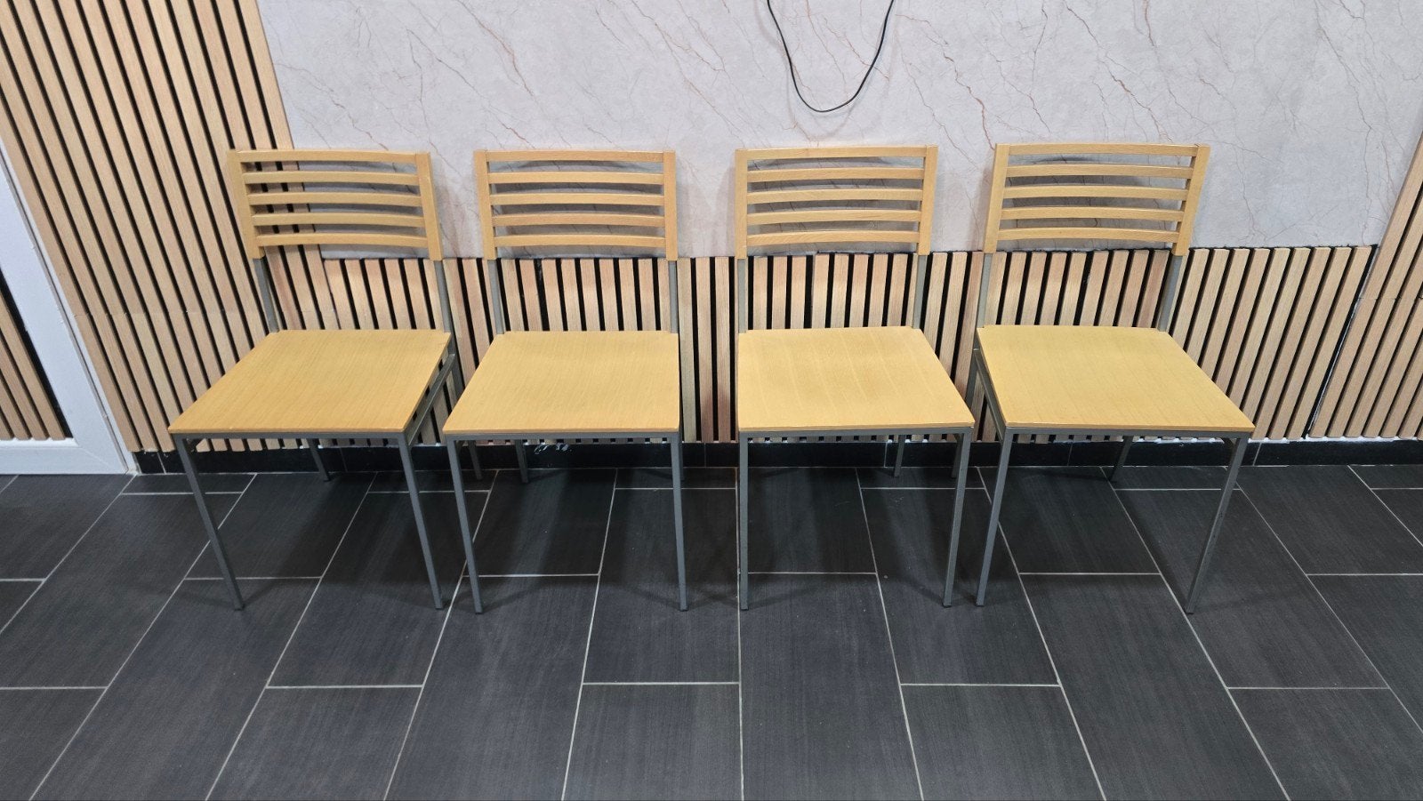 Zeer mooie vier houten stoelen, zeer stabiel in perfecte sta, Huis en Inrichting, Stoelen, Hout, Vier