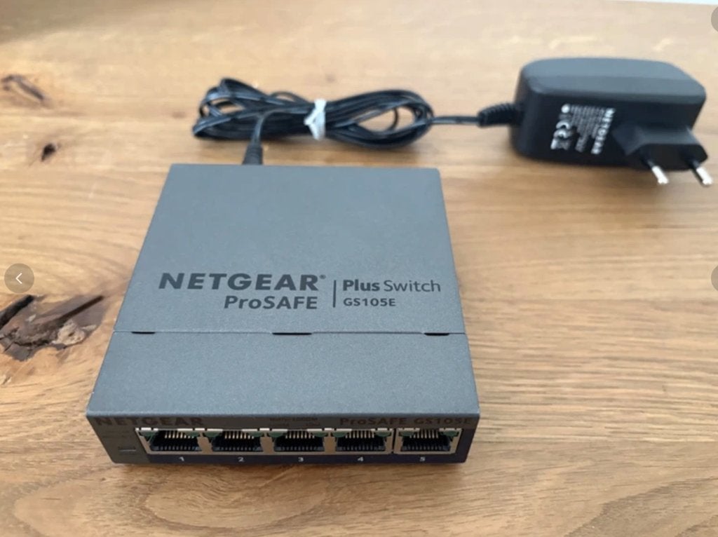 NETGEAR ProSAFE Plus Switch (model: GS105Ev2), Computers en Software, Netwerk switches, Ophalen of Verzenden, Zo goed als nieuw