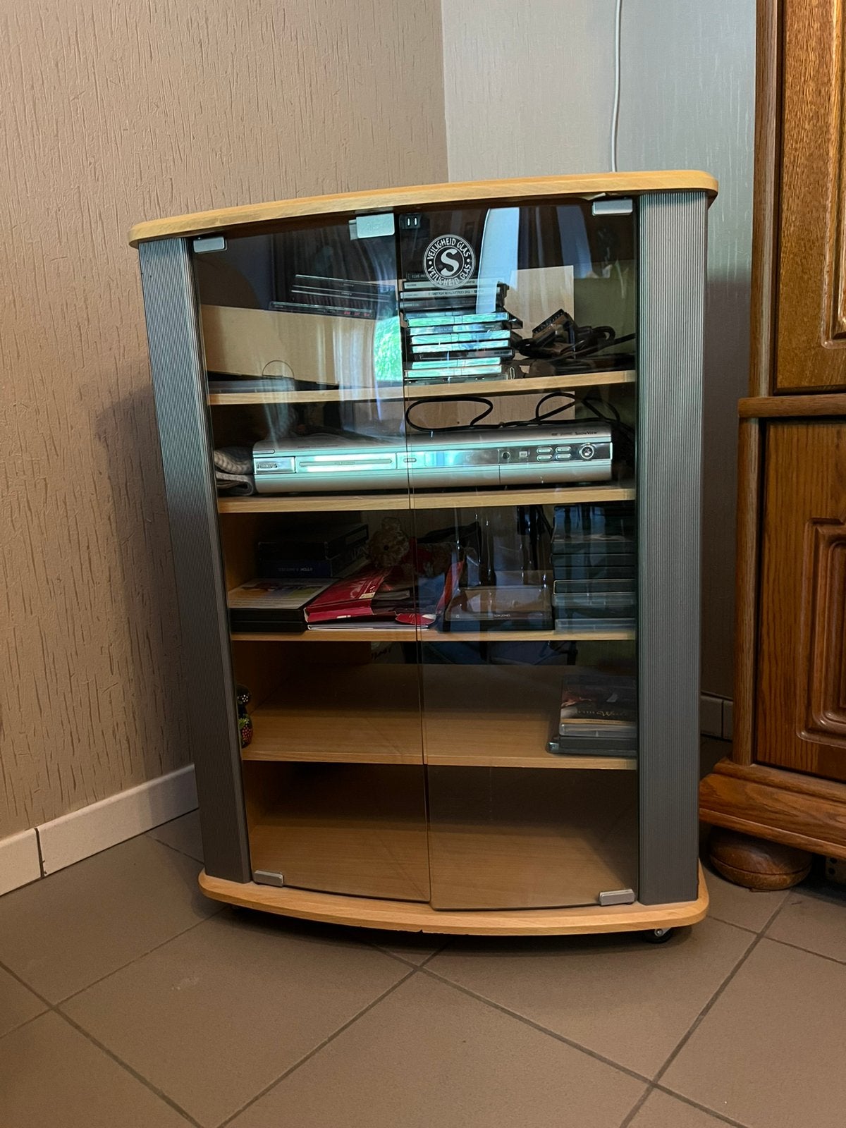 Televisiekastje met twee glazen deuren (88x65x48cm), Ophalen, Zo goed als nieuw