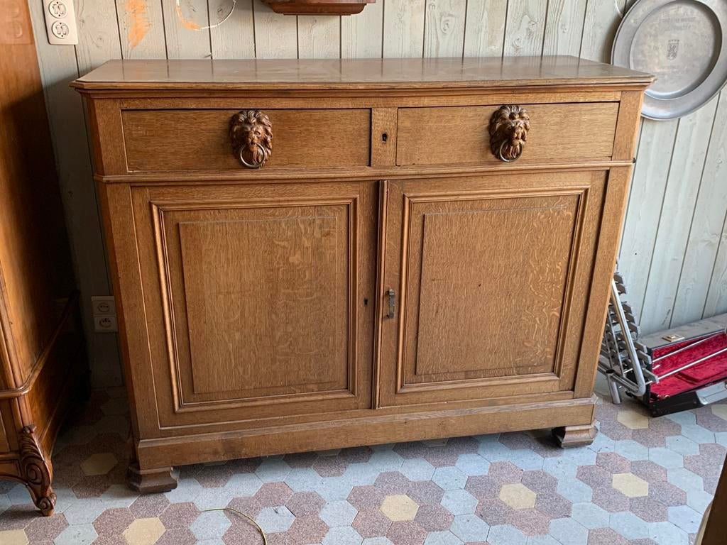Antieke dressoir. Massief hout. Leeuwekopjes, Antiek en Kunst, Ophalen