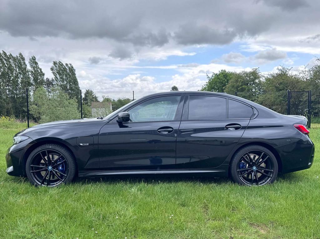 BMW 3 Serie 330 330eAS PHEV * FULL PACK M * HARMANN * KIT HI, Auto's, BMW, Automaat, Achterwielaandrijving, Gebruikt, 4 cilinders