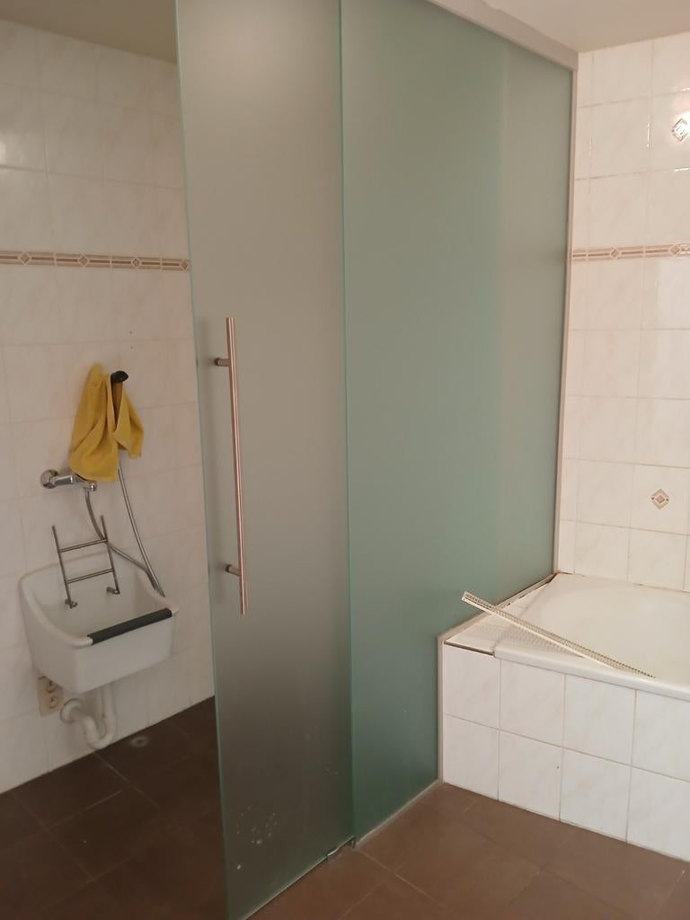 GRATIS - Glazen douchewand mat glas 2,5m x 2,6m, Doe-het-zelf en Bouw, Ophalen, Veiligheidsglas
