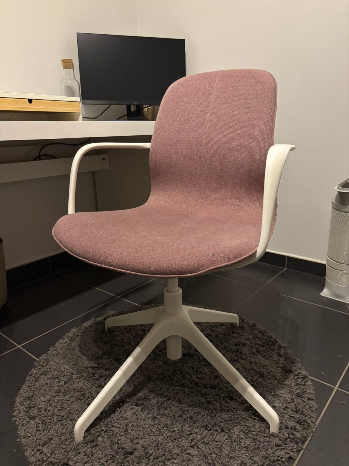 IKEA bureaustoel met armleuningen – roze/wit, Enlèvement, Utilisé, Rose, Chaise de bureau