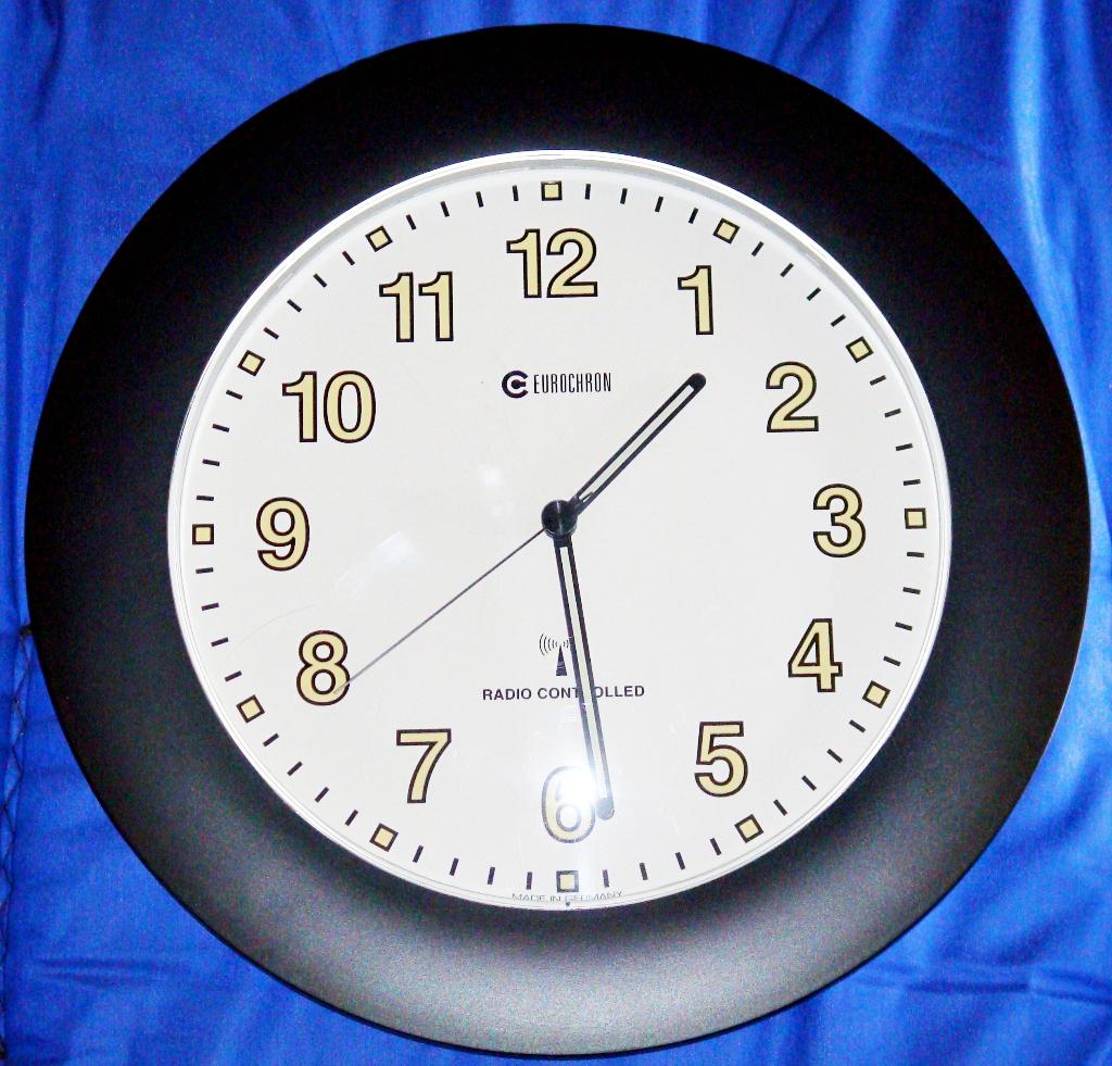 Horloge murale EUROCHRON noire radio-pilotée, 29 cm, NEUVE, Maison & Meubles, Enlèvement ou Envoi, Neuf, Analogique, Horloge murale