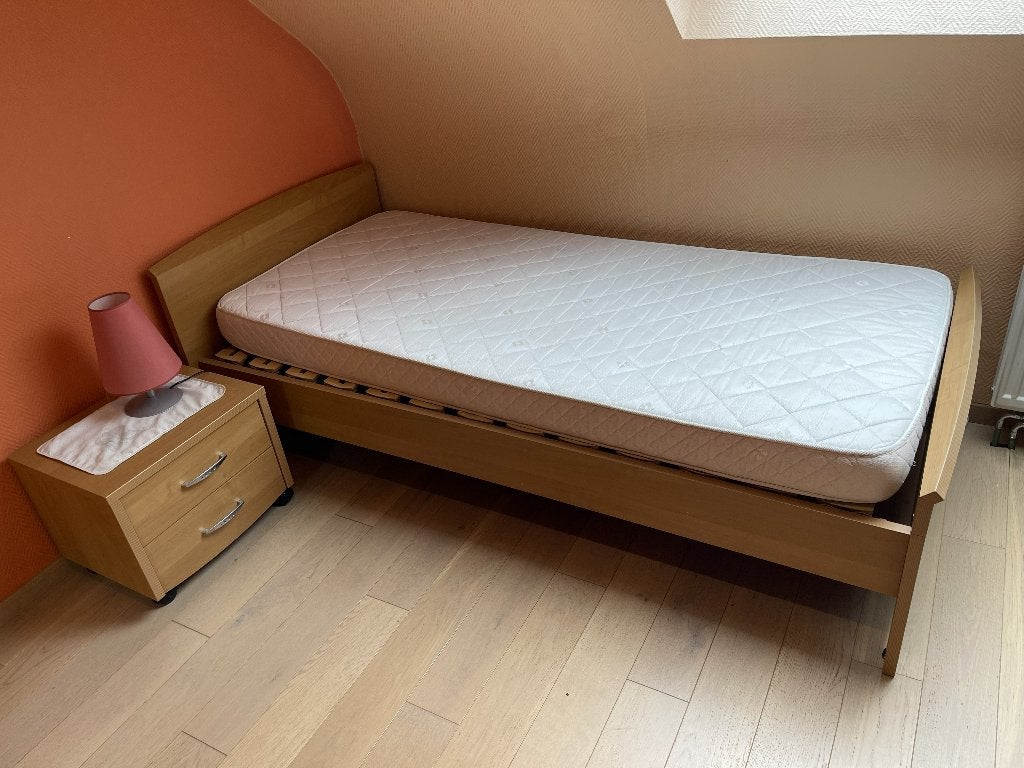 lit, table de nuit et sommier, Enlèvement, Comme neuf, 200 cm, 90 cm