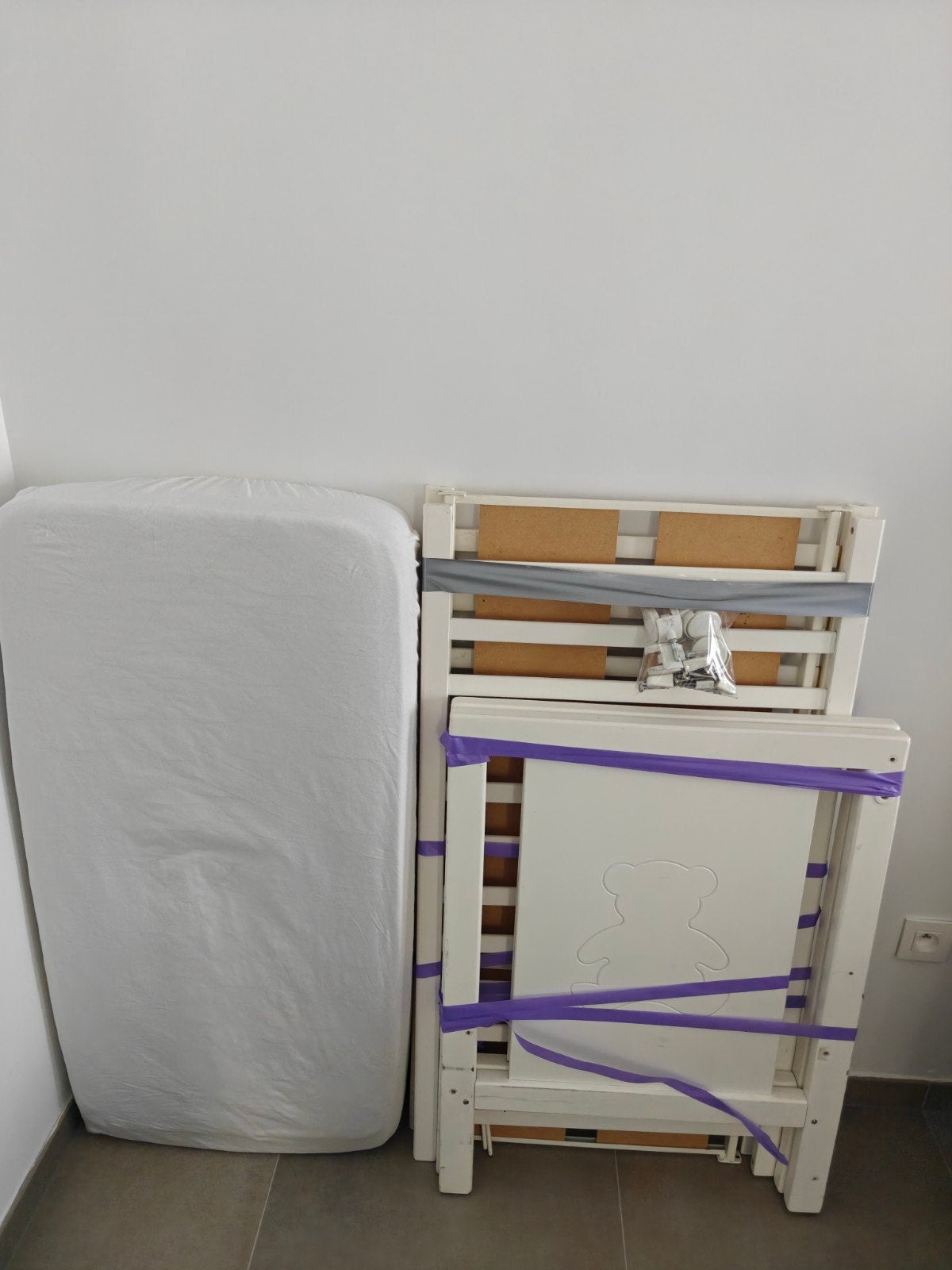 bed baby(GRATIS) 10 €, Kinderen en Baby's, Kinderkamer | Bedden, Ophalen of Verzenden