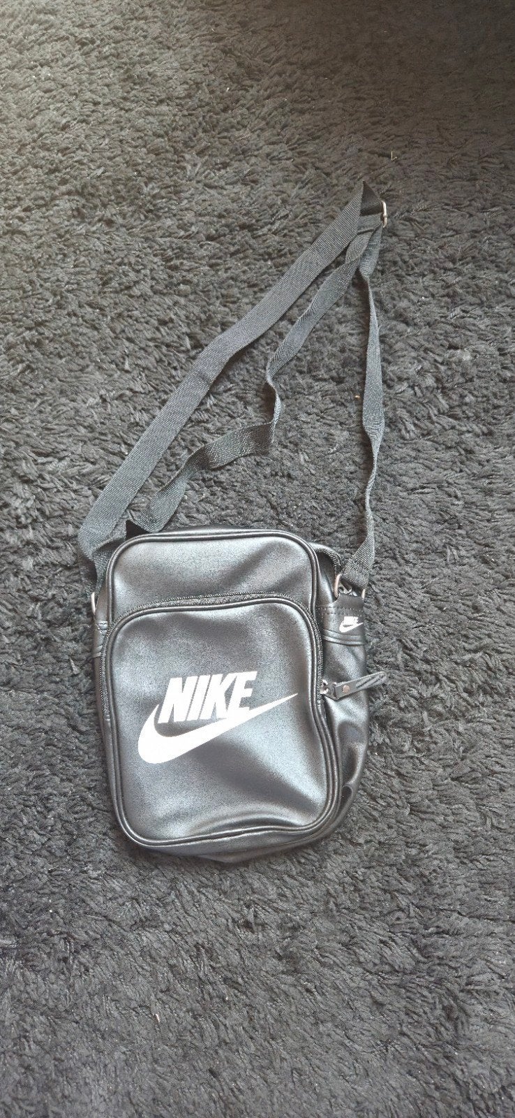 Nike schoudertas, Enlèvement