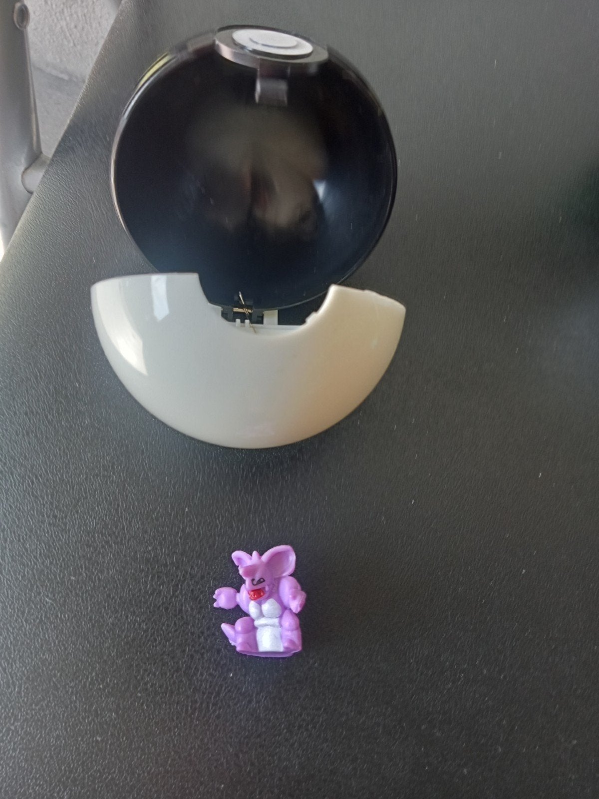 Pokémon bal met Pokémon character, Kinderen en Baby's, Speelgoed | Actiefiguren, Ophalen, Zo goed als nieuw