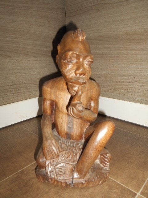 Mooi houten beeld - Afrikaans, Antiek en Kunst, Kunst | Beelden en Houtsnijwerken, Ophalen of Verzenden, Hout, Beeld, Man