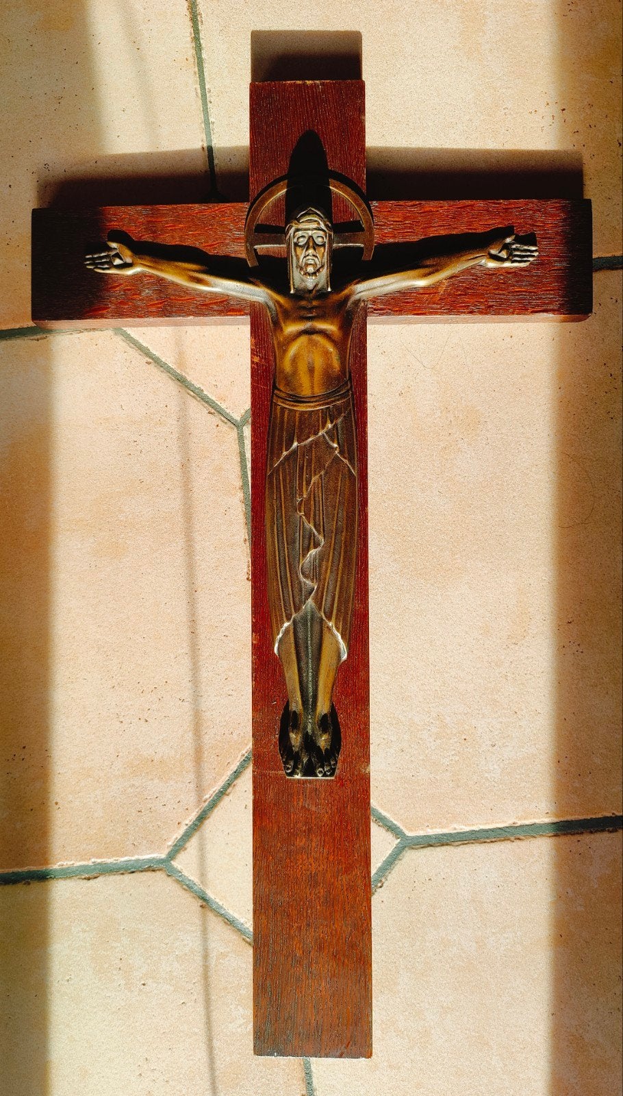 Grand crucifix art déco bronze / métal patiné croix bois, Enlèvement, Comme neuf, Autres types, Christianisme | Catholique