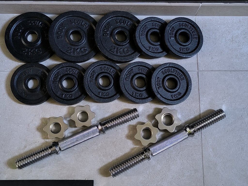 Ensemble d'haltères avec des poids noir (30mm), Sports & Fitness, Équipement de fitness, Enlèvement, Utilisé, Bras, Set d’haltères