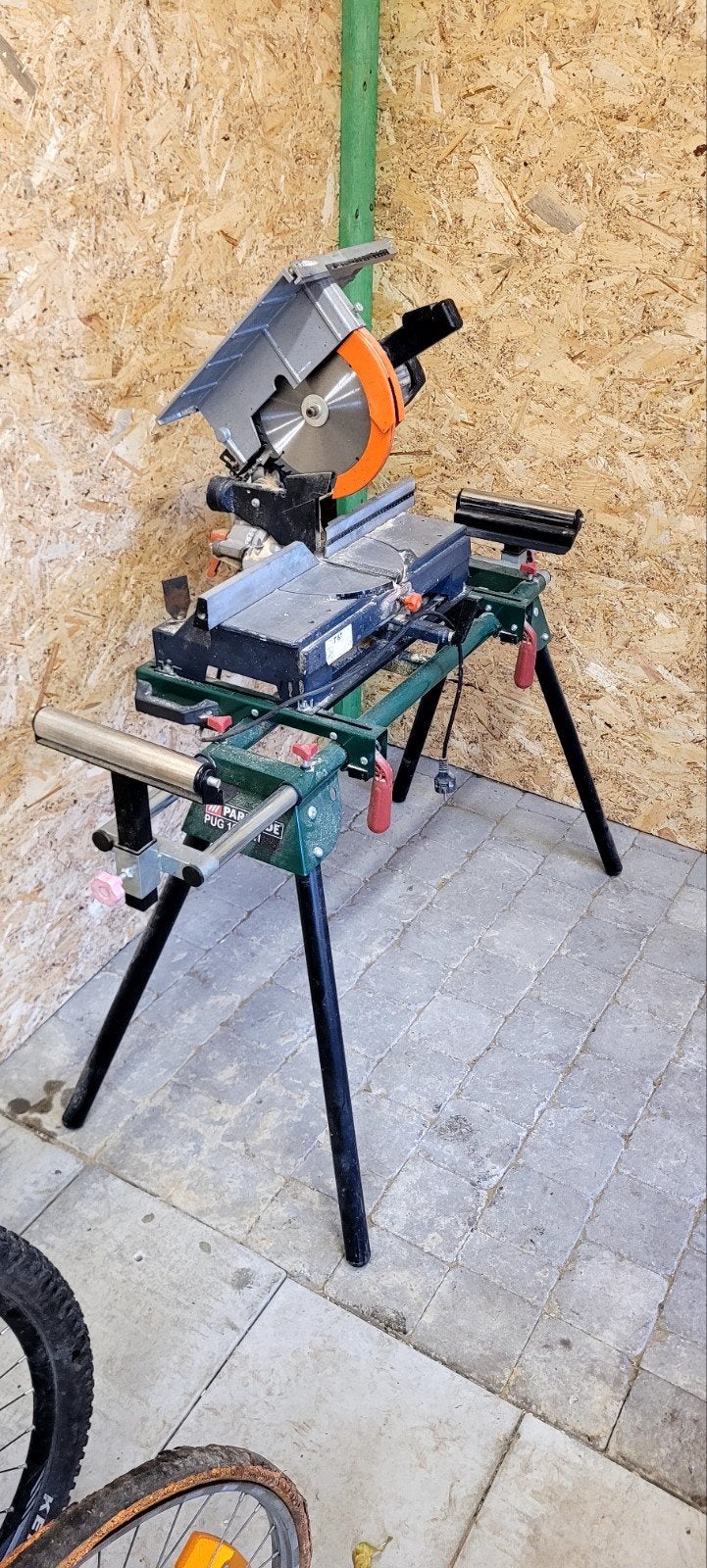 Scie à onglet avec support et servantes., Enlèvement, Utilisé, 1200 watts ou plus, Scie à onglet