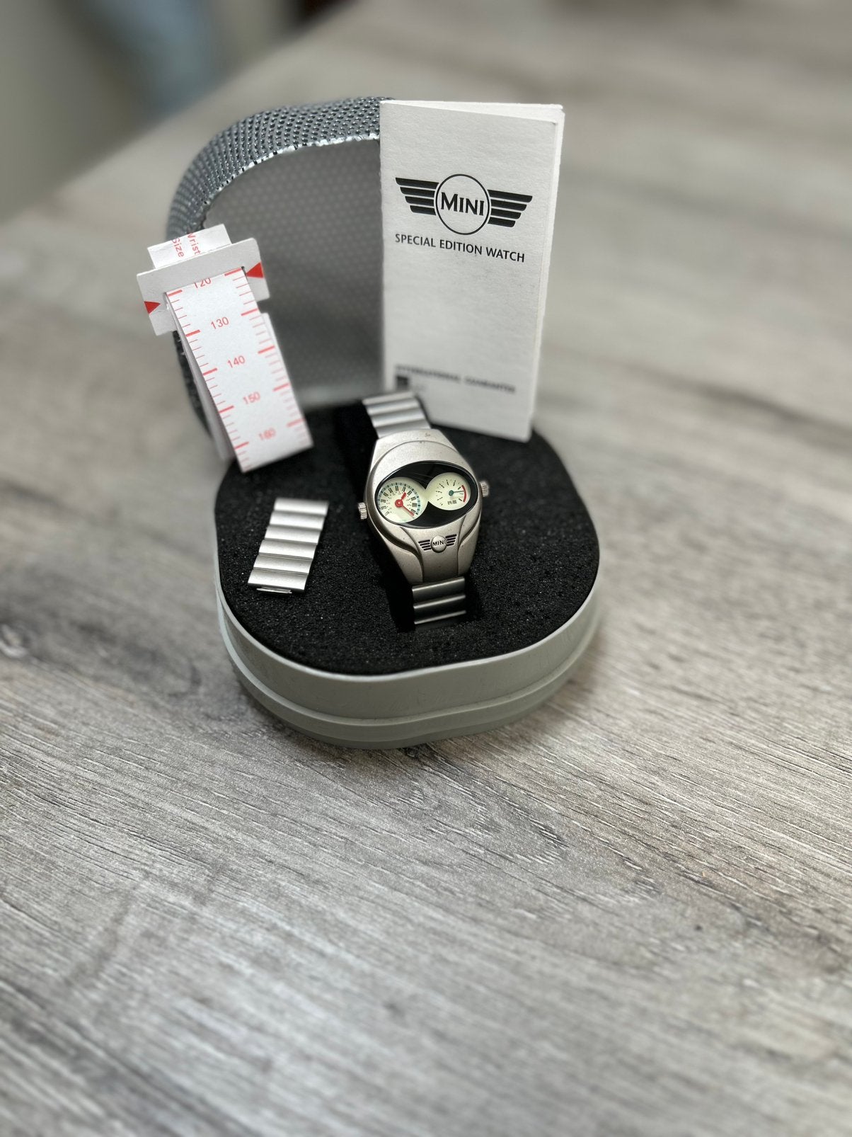 Mini-montre édition spéciale 40e anniversaire UNIQUE !, Bijoux, Sacs & Beauté, Montre-bracelet, Autres marques, Enlèvement ou Envoi