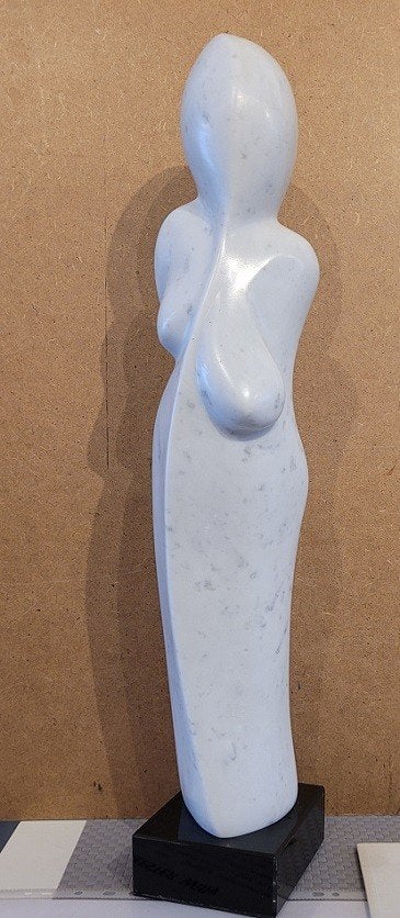 Willy DE MEESTER, vrouw in Carrara-marmer, Antiek en Kunst, Ophalen, 50 - 100 cm, Beeld, Abstract