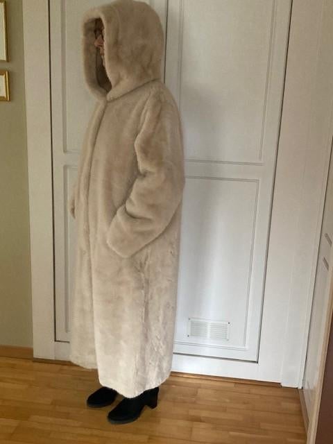 Manteau neuf imitation fourure avec capuchon, Enlèvement, Neuf, Taille 42/44 (L)