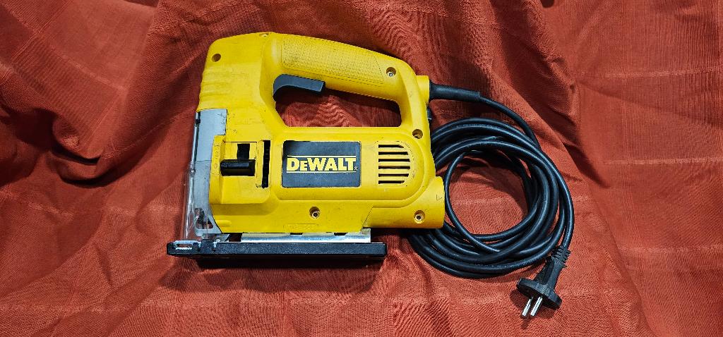 Scie sauteuse DEWALT DW320K, Moins de 600 watts, 70 mm ou plus, Enlèvement, Utilisé