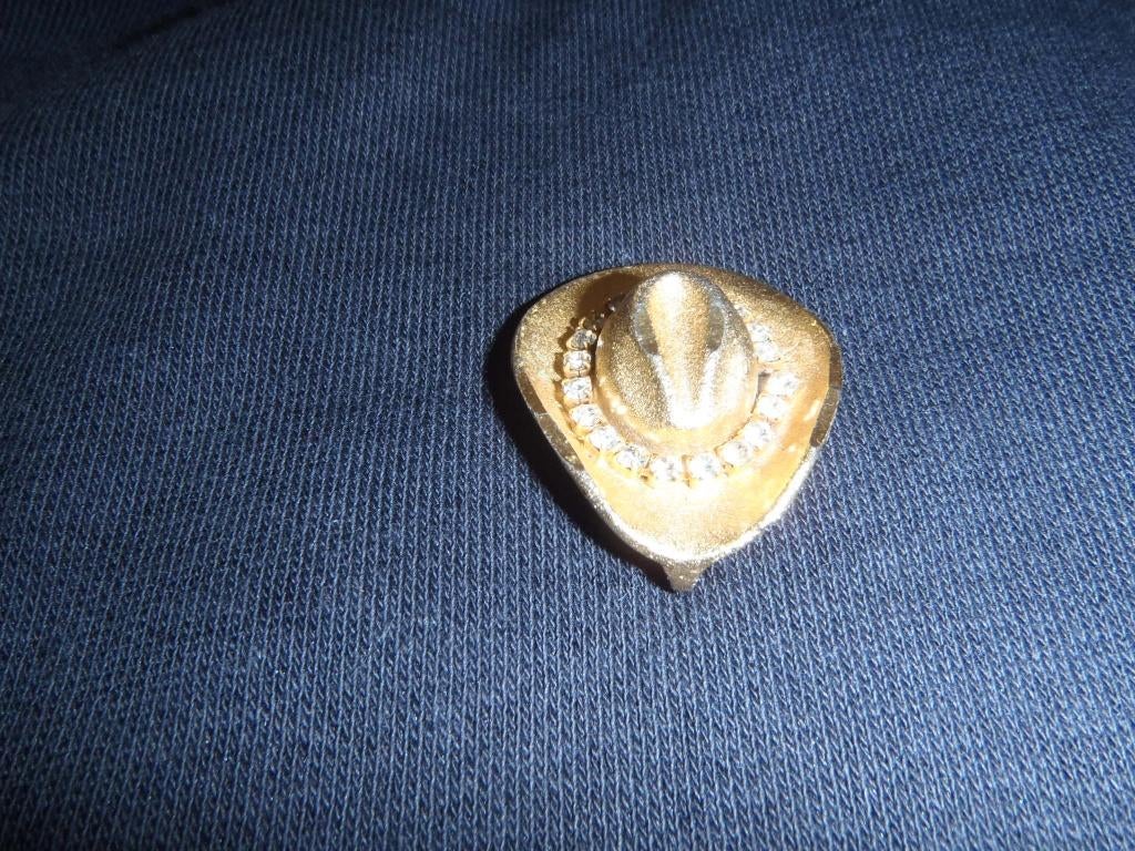 pendentif en forme de chapeau avec brillant, Enlèvement ou Envoi, Comme neuf, Autres matériaux, Autres représentations