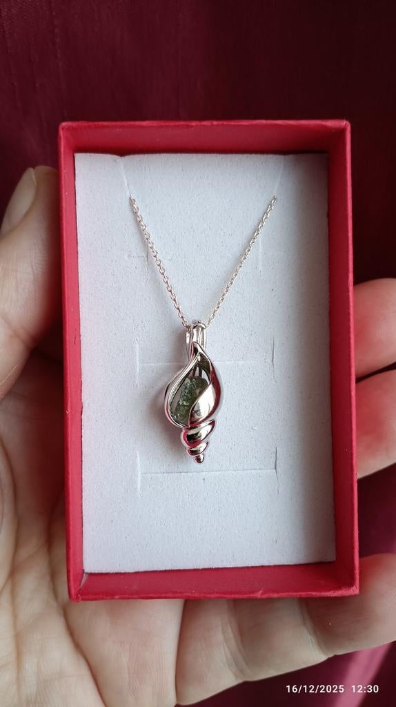 Pendentif en argent massif avec pierre moldavite, Neuf, Autres représentations, Enlèvement, Avec pierre précieuse