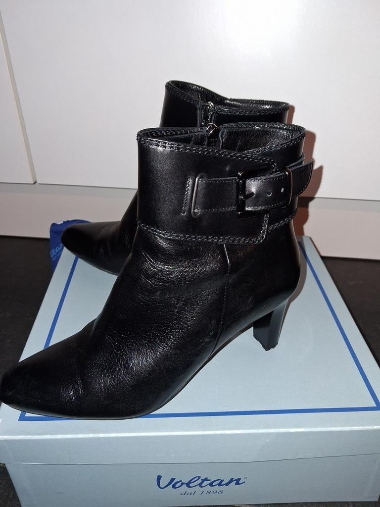 Bottillons noirs avec boucle Voltan  taille 37, Vêtements | Femmes, Chaussures, Neuf, Enlèvement ou Envoi, Voltan, Boots et Botinnes