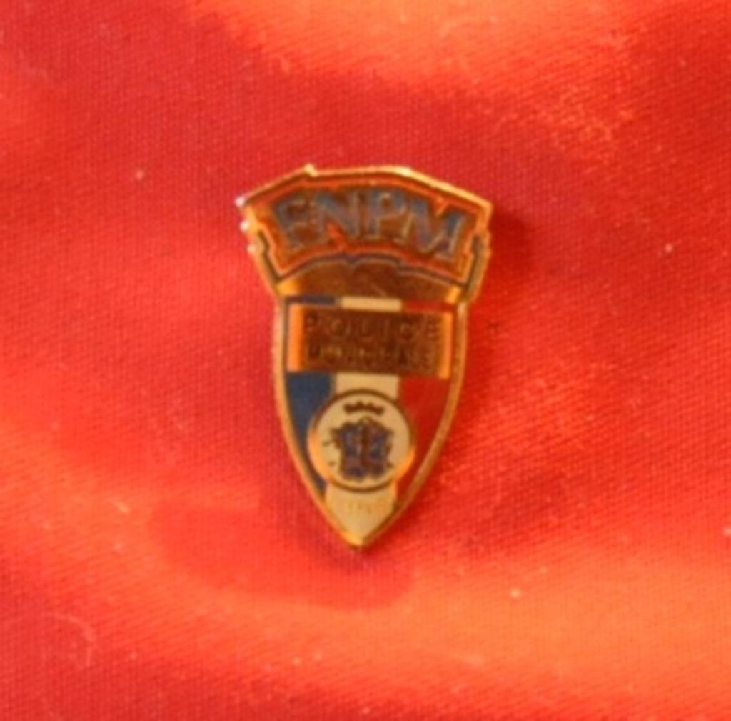 pin's police municipale FNPM, Enlèvement ou Envoi, Comme neuf, Autres sujets/thèmes, Insigne ou Pin's