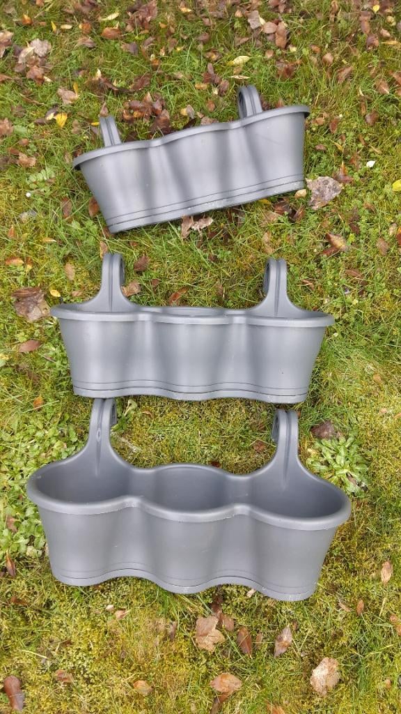 Trois bacs à fleurs de balcon, Balcon, 25 à 40 cm, Comme neuf, Synthétique