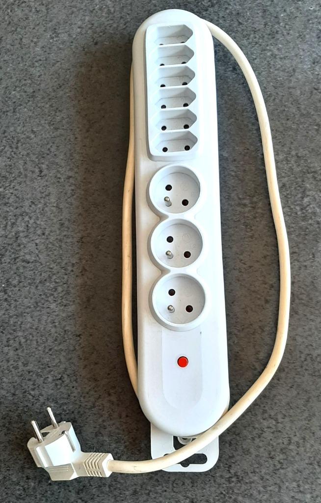 Te koop: Handige 9 voudige stekkerdoos, Doe-het-zelf en Bouw, Elektriciteit en Kabels, Ophalen, Zo goed als nieuw, Stekker