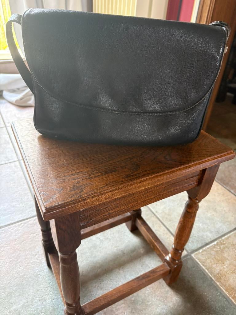 Klassieke zwarte lederen handtas, Handtassen en Accessoires, Tassen | Damestassen, Ophalen, Zo goed als nieuw, Handtas