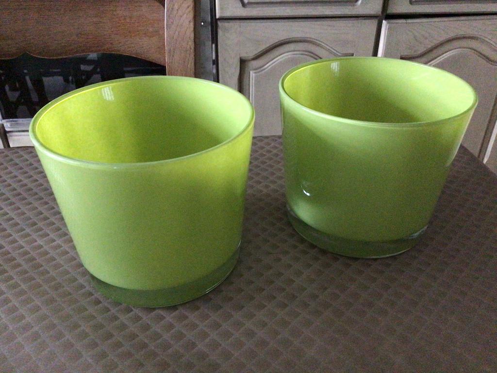 2 glazen bloempotten groen, Tuin en Terras, Ophalen of Verzenden, Zo goed als nieuw, Rond