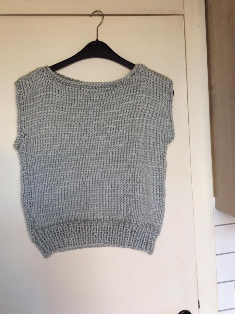 Nieuwe, met de hand gebreide débardeur., Hobby & Loisirs créatifs, Tricot & Crochet, Enlèvement ou Envoi, Neuf, Tricot, Aiguille