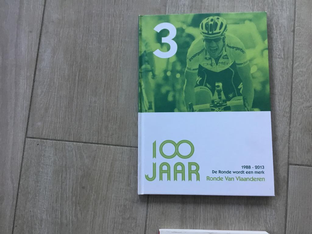 Boek Wielrennen 100 jaar.   Ronde van Vlaanderen 15,00€, Ophalen, Nieuw