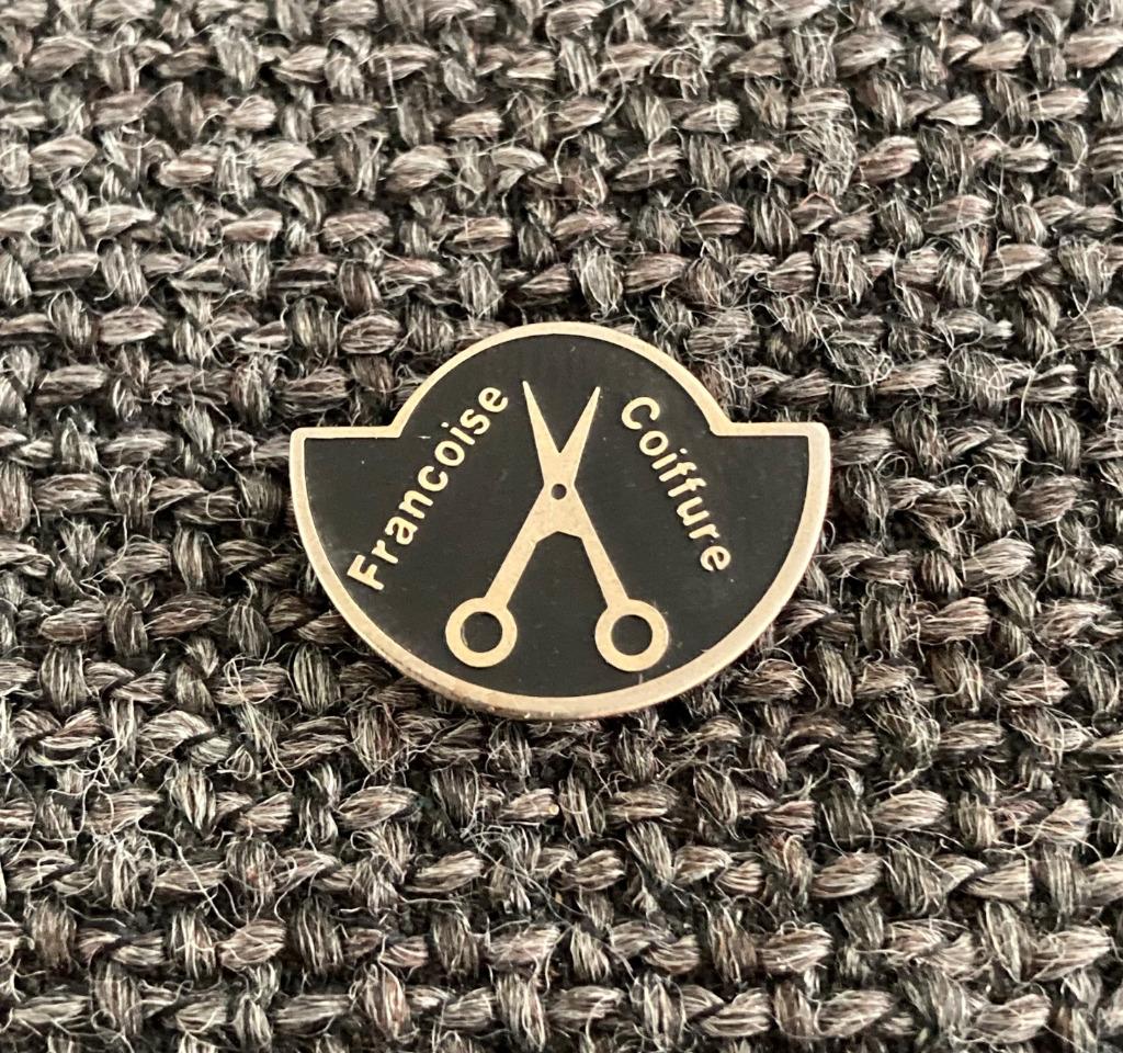 PIN - FRANCOISE COIFFURE, Envoi, Utilisé, Autres sujets/thèmes, Insigne ou Pin's