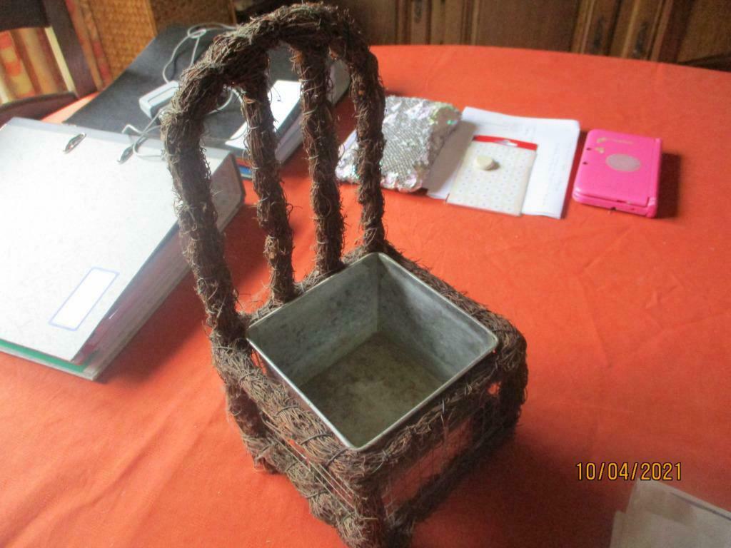 POT POR MONTAGE DE FLEURS., Enlèvement ou Envoi, Moins de 25 cm, Synthétique, Moins de 40 cm
