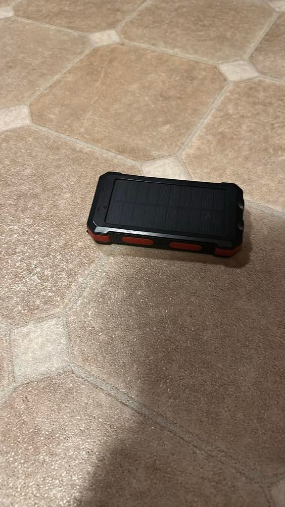 Solar Powerbank! Met 20.000mAh! Van het merk JLM!, Telecommunicatie, Powerbanks, Zo goed als nieuw, Ophalen of Verzenden
