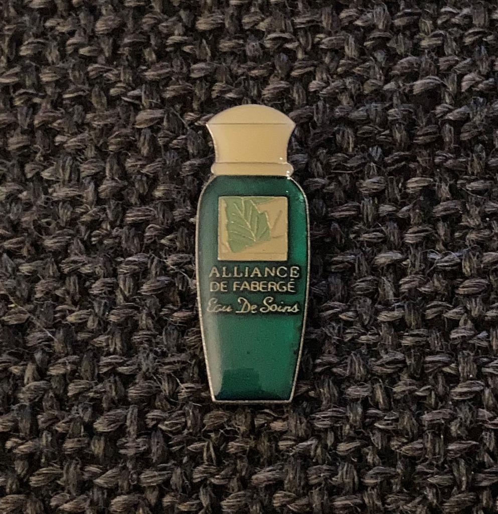 PIN - ALLIANCE DE FABERGÉ - EAU DE SOINS - PARFUM - PERFUME, Collections, Envoi, Utilisé, Marque, Insigne ou Pin's