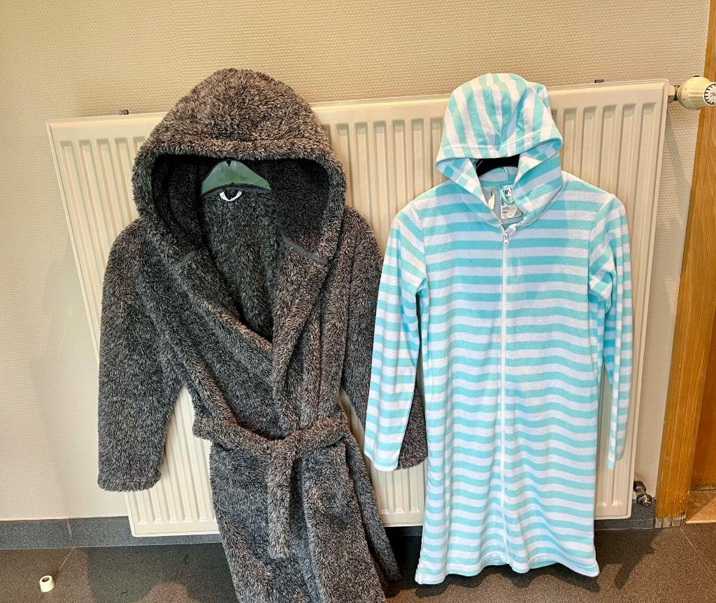 GRATIS 2 badjassen unisex 8-11jaar, Ophalen, Zo goed als nieuw, Jongen of Meisje, Overige typen