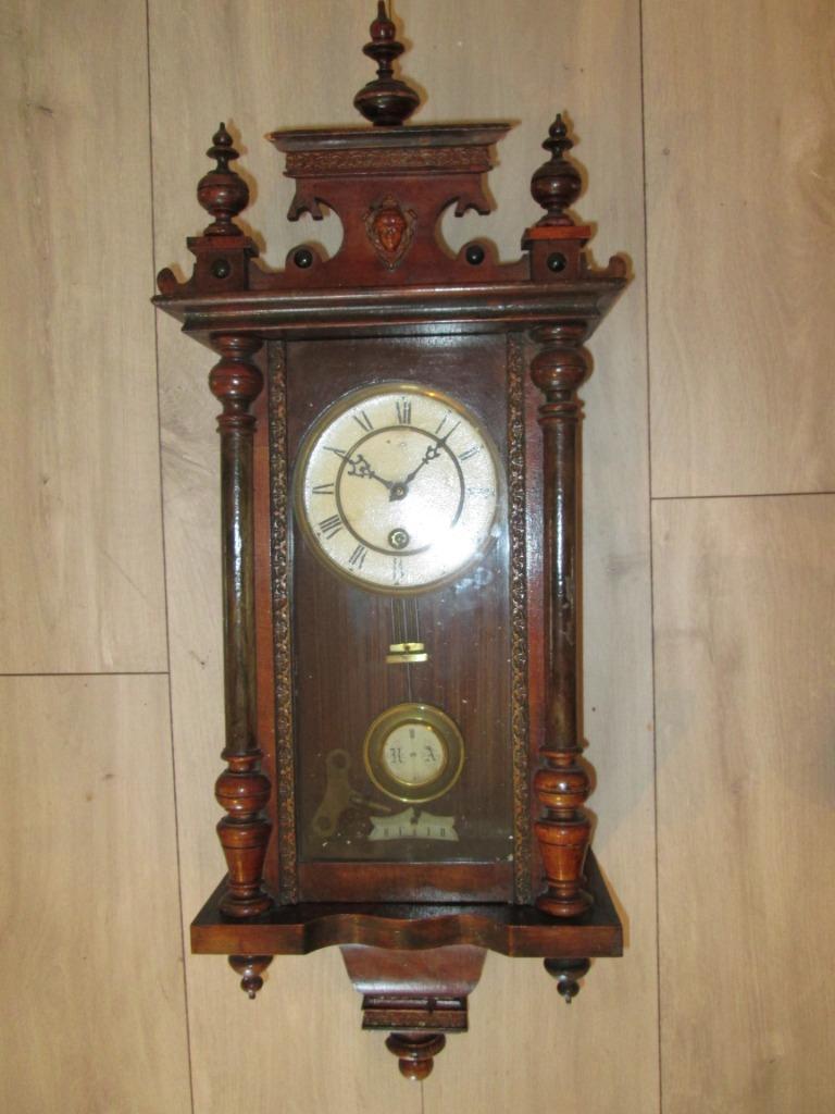 Horloge suspendue, Enlèvement