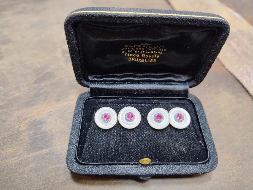 Boutons de manchette, rubis, diamant, or et nacre, Enlèvement, Or