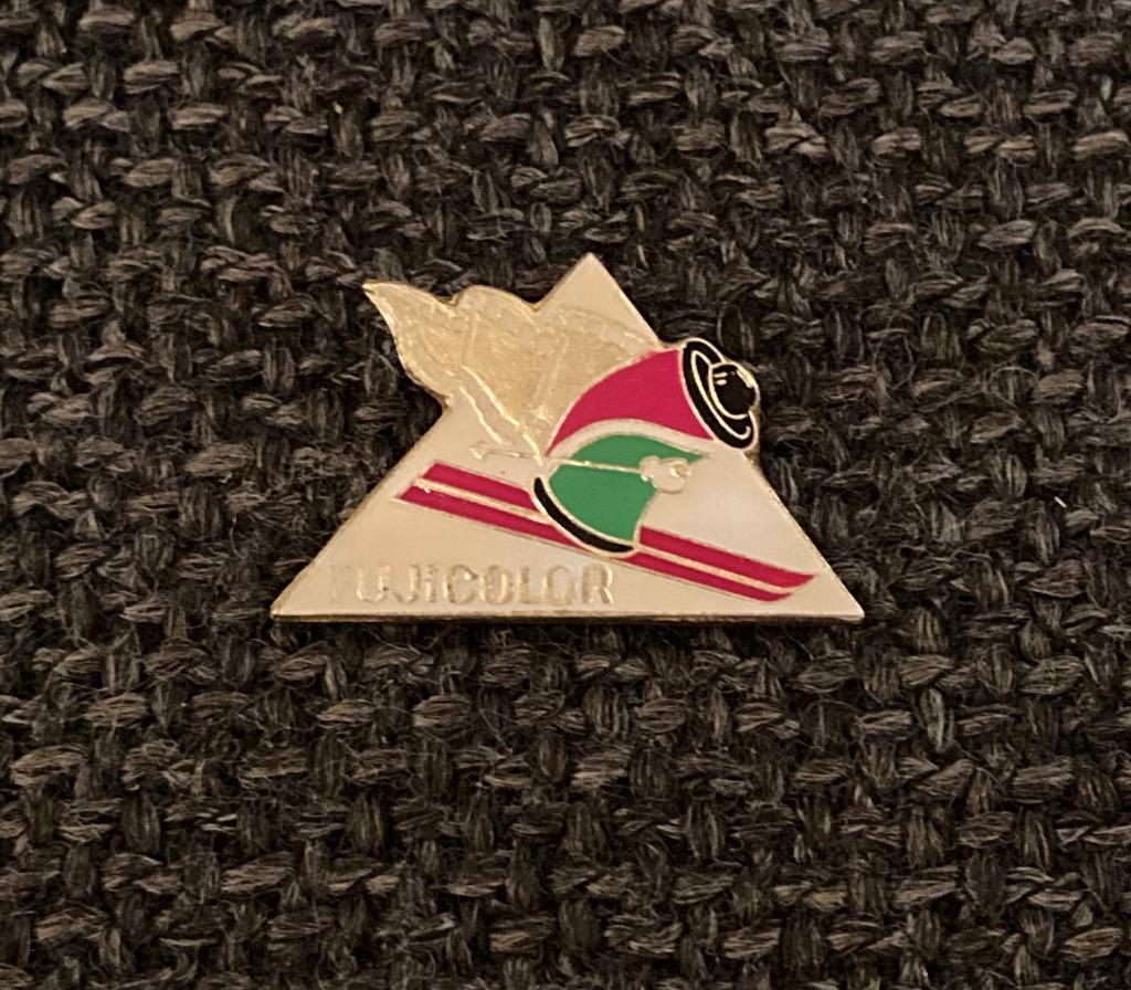 PIN - FUJICOLOR - FOTO - FOTOGRAFIE - PHOTOGRAPHIE - SKI, Envoi, Utilisé, Marque, Insigne ou Pin's