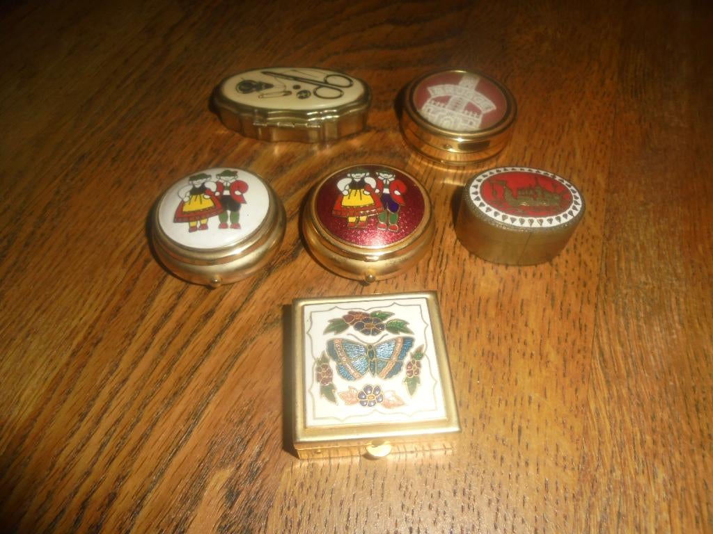 Pillendoosje / Brugse kant en naaigarnituur / 6 stuks 1 koop, Ophalen