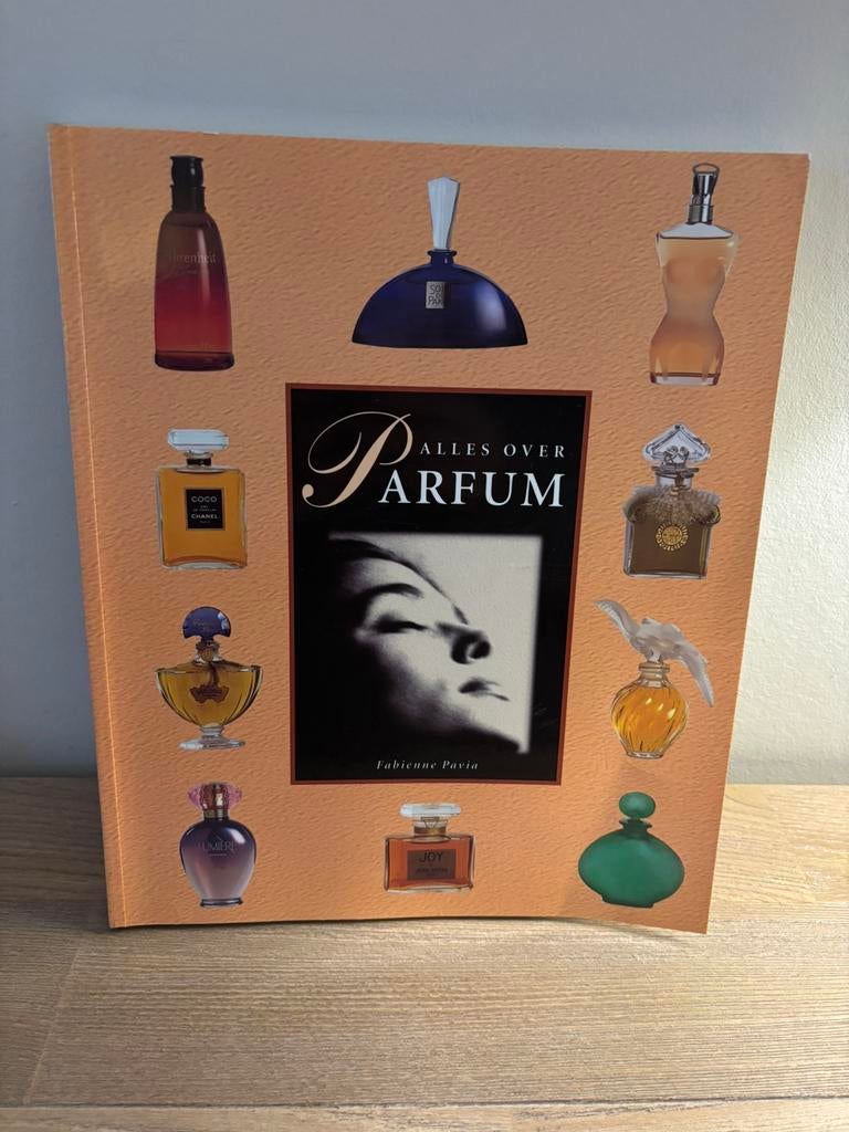 Boek. Alles over parfum, Ophalen of Verzenden, Zo goed als nieuw